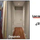 Antes y después de lacar puertas. El pasillo pasa de puertas de madera oscura a puertas blancas, transformando el espacio.