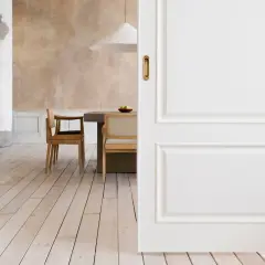 Puertas blancas y suelo de madera clara crean un ambiente acogedor. El diseño busca combinar suelo y puertas para una estética armoniosa.
