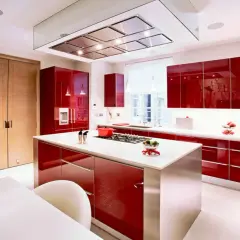 Cocinas rojas modernas con isla central, electrodomésticos integrados y puertas de madera.