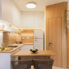 Ideas para como decorar un office de cocina: encimera de madera, nevera retro y escaleras de diseño.