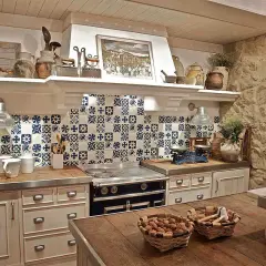 Encantadora cocina rústica con azulejos azules y blancos, encimeras de madera y piedra. Ideal para preparar deliciosas comidas.