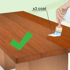 Aplicando tres capas de barniz para proteger la madera y evitar que se pudra. Un método efectivo para tratar la madera.