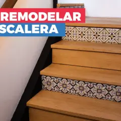 Escalera de madera renovada con azulejos decorativos en los contrahuellas. ¡Descubre cómo pintar escalera de madera sin lijar para un cambio rápido!