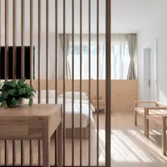 Elegante solución para separar ambientes sin obras, con un biombo de lamas de madera que delimita un dormitorio acogedor.