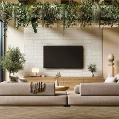 Un salón moderno con sofás beige, una pared con textura y plantas colgantes, reflejando las últimas tendencias en decoración de paredes.