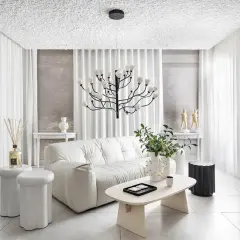 Salón minimalista con sofá blanco, mesa de centro ovalada y **gotele moderno** en paredes y techo. Lámpara escultural y cortinas blancas completan el espacio.