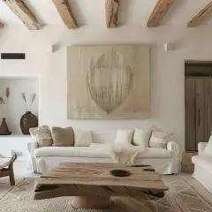 Salones ibicencos con vigas de madera, sofás blancos, mesa de centro rústica y sillón de borrego.