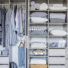 Armarios por dentro: ideas de organización con ropa colgada, cajones y estantes llenos de textiles doblados y cestas.