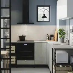 Cocinas pequeñas y bonitas con estilo moderno. Una olla humeante en la estufa, plantas verdes y una ventana con diseño.