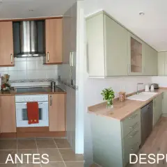 Cocina transformada: antes, muebles de madera y después, muebles verdes y encimera de madera. ¡Una reforma de cocina sin obras que inspira!