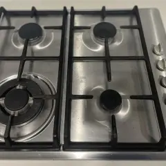 Encimera de gas Teka de acero inoxidable con cuatro quemadores y mandos. Preparada para desmontar.