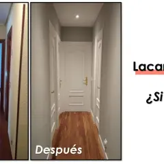 Antes y después de lacar puertas. El pasillo pasa de puertas de madera oscura a puertas blancas, transformando el espacio.