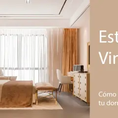 Elegante habitación vintage con cama confortable, tocador y silla de escritorio. Tonos cálidos y luz suave crean un ambiente acogedor.