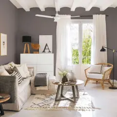 Salón acogedor con sofá beige, sillón de mimbre y mesa de centro. Ideas para un salón moderno y luminoso.
