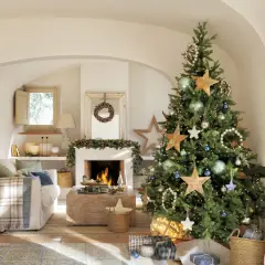 Acogedores salones decorados de navidad, con árbol brillante, chimenea encendida y detalles festivos.