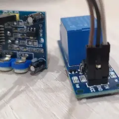 Componentes para como instalar un sensor de movimiento con interruptor: módulo PIR y módulo de relé.