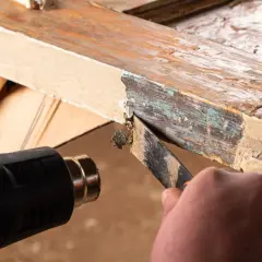 Herramienta para quitar pintura de madera sin lijar. Se usa pistola de calor y rasqueta para remover capas viejas.