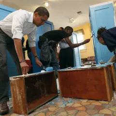 Barack Obama y jóvenes pintan muebles de melamina de azul.