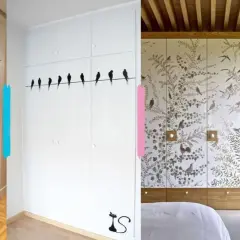 Armarios con diseños florales y de pájaros para forrar armario por dentro. Un gato negro decora uno de ellos.