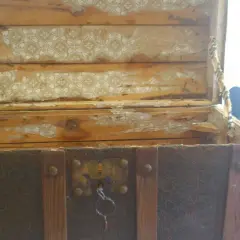 Baúl antiguo con forro de papel estampado despegándose. ¡Ideas para restaurar baul y devolverle su esplendor!