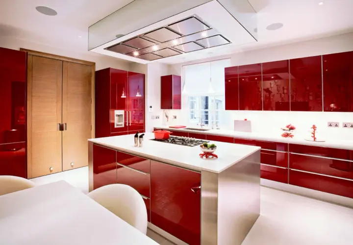 Cocinas rojas modernas con isla central, electrodomésticos integrados y puertas de madera.