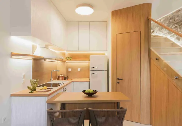 Ideas para como decorar un office de cocina: encimera de madera, nevera retro y escaleras de diseño.