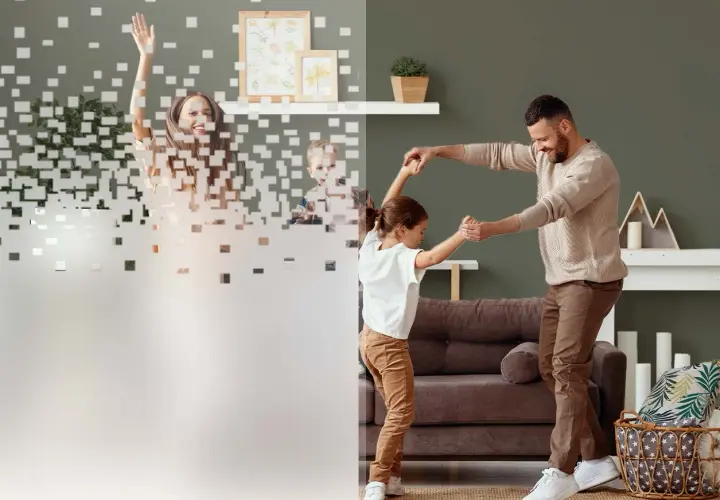 Familia feliz bailando, con diferentes tipos de vinilos decorativos que crean un efecto pixelado en la imagen.