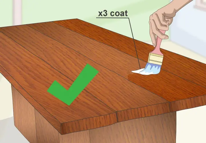 Aplicando tres capas de barniz para proteger la madera y evitar que se pudra. Un método efectivo para tratar la madera.