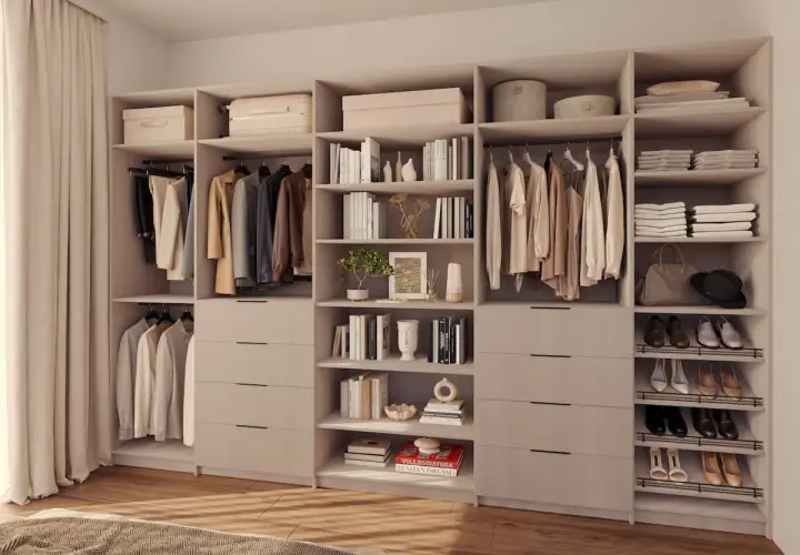 Ideas vestidor abierto: ropa colgada, cajones y estantes con libros y accesorios.