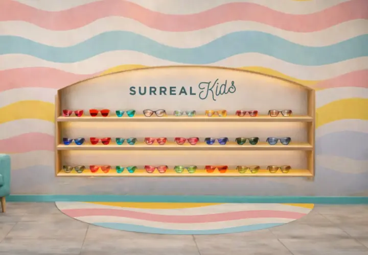 Estantería con varios tipos de vinilo de gafas de sol infantiles en colores vibrantes, con un sillón turquesa y un fondo de ondas pastel.