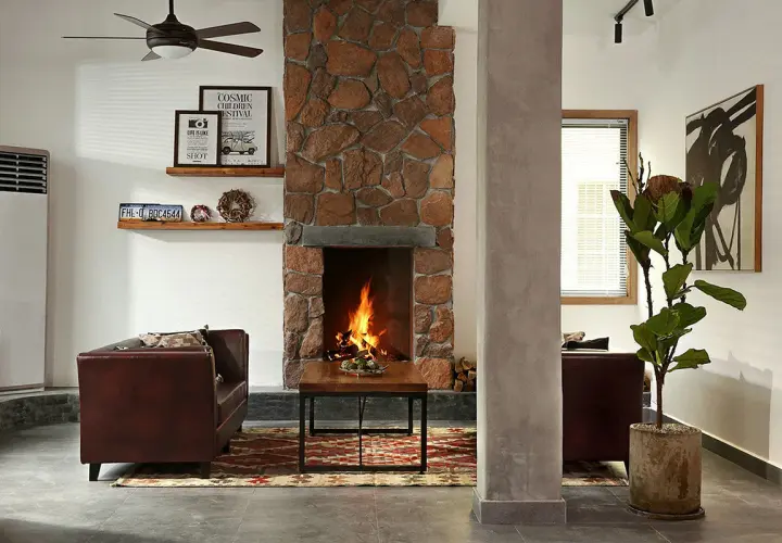 Ideas para como decorar una chimenea rustica: piedra, madera y un fuego acogedor.