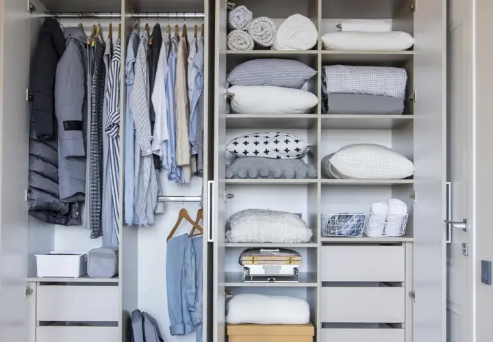 Armarios por dentro: ideas de organización con ropa colgada, cajones y estantes llenos de textiles doblados y cestas.