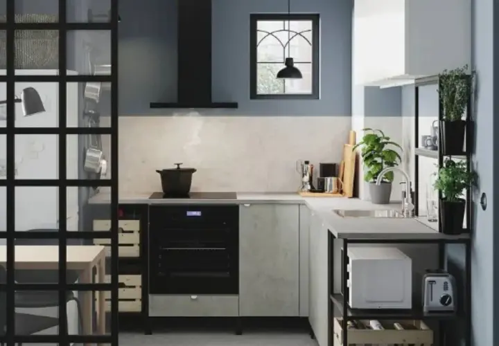 Cocinas pequeñas y bonitas con estilo moderno. Una olla humeante en la estufa, plantas verdes y una ventana con diseño.