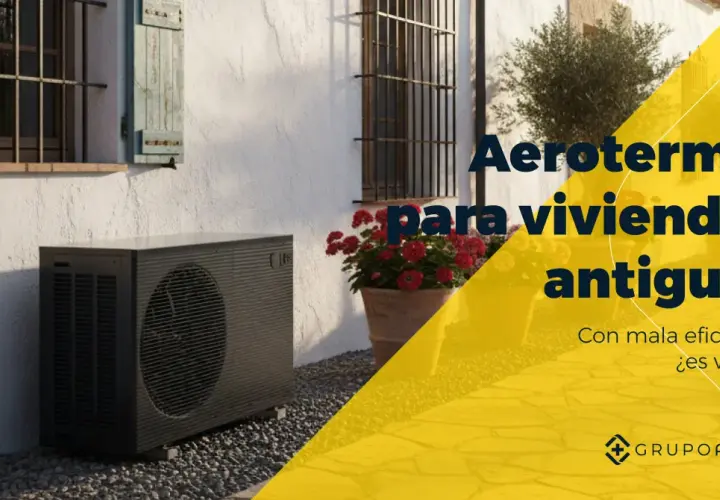 Unidad exterior de aerotermia junto a una casa antigua. ¿Aerotermia que es? ¿Es viable para viviendas con mala eficiencia?