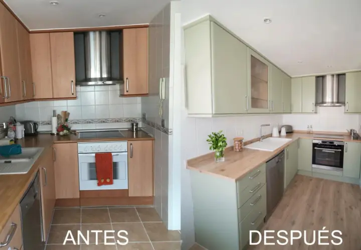 Cocina transformada: antes, muebles de madera y después, muebles verdes y encimera de madera. ¡Una reforma de cocina sin obras que inspira!