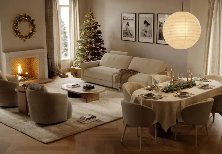 Acogedor **salón de Navidad** con chimenea encendida, árbol decorado, sofá, mesa puesta y una corona luminosa.