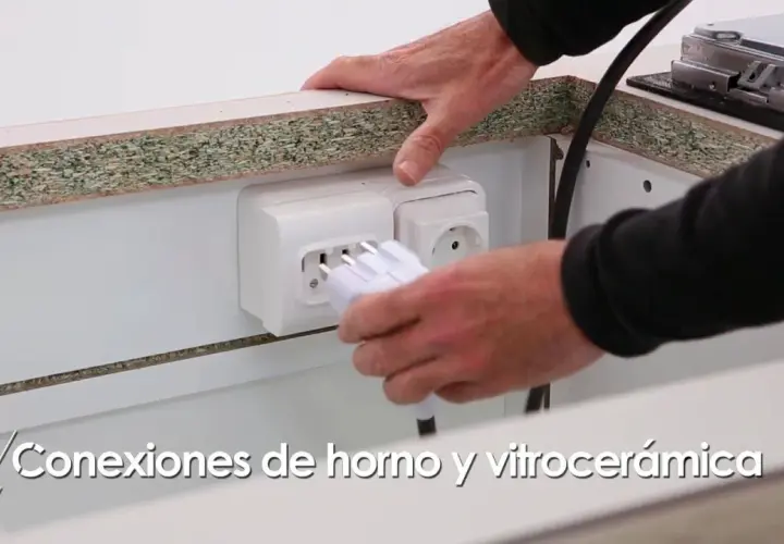Man connecting a plug to a specialized enchufe para horno y vitro.