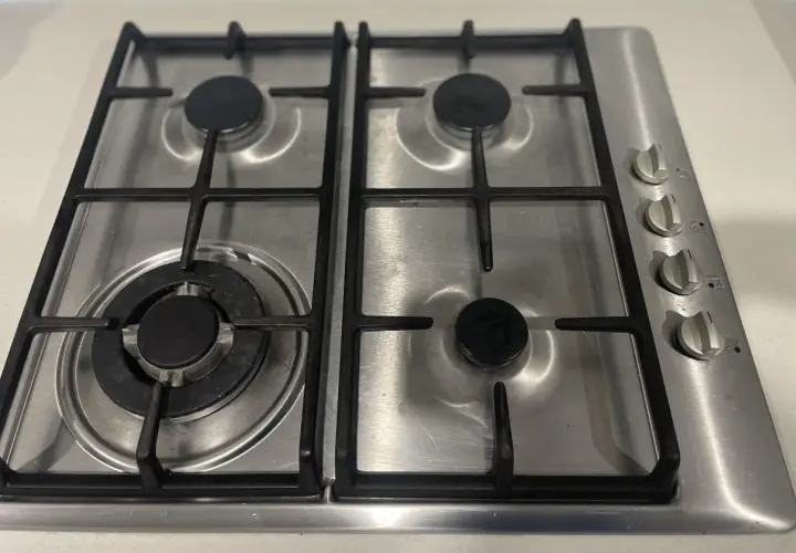 Encimera de gas Teka de acero inoxidable con cuatro quemadores y mandos. Preparada para desmontar.
