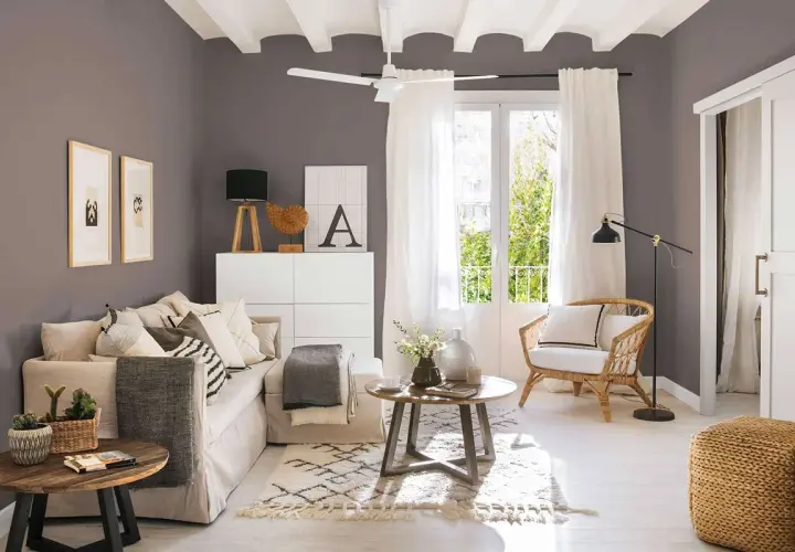 Salón acogedor con sofá beige, sillón de mimbre y mesa de centro. Ideas para un salón moderno y luminoso.