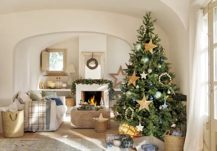 Acogedores salones decorados de navidad, con árbol brillante, chimenea encendida y detalles festivos.