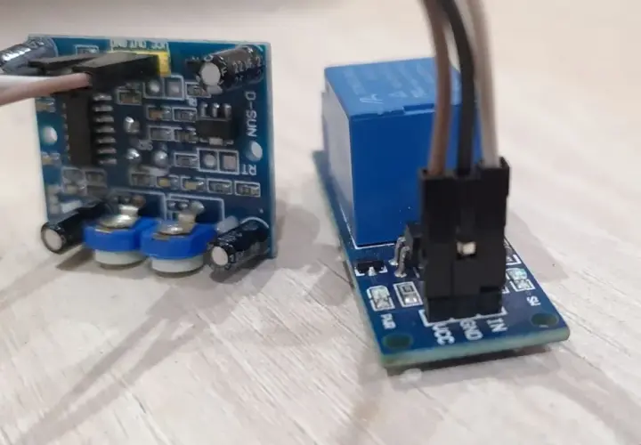 Componentes para como instalar un sensor de movimiento con interruptor: módulo PIR y módulo de relé.