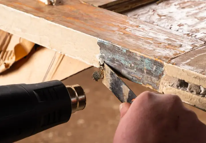 Herramienta para quitar pintura de madera sin lijar. Se usa pistola de calor y rasqueta para remover capas viejas.