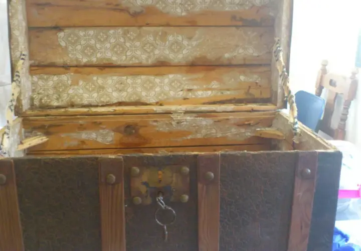 Baúl antiguo con forro de papel estampado despegándose. ¡Ideas para restaurar baul y devolverle su esplendor!