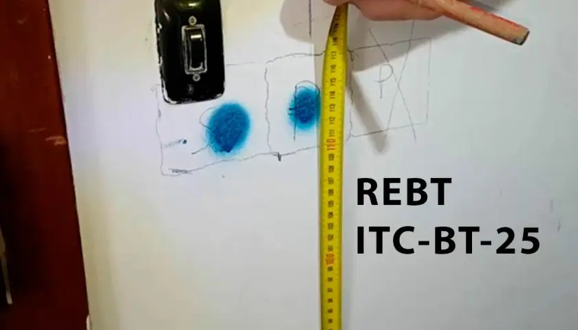 Medición de la altura de mecanismos eléctricos en una vivienda, siguiendo la normativa REBT ITC-BT-25.