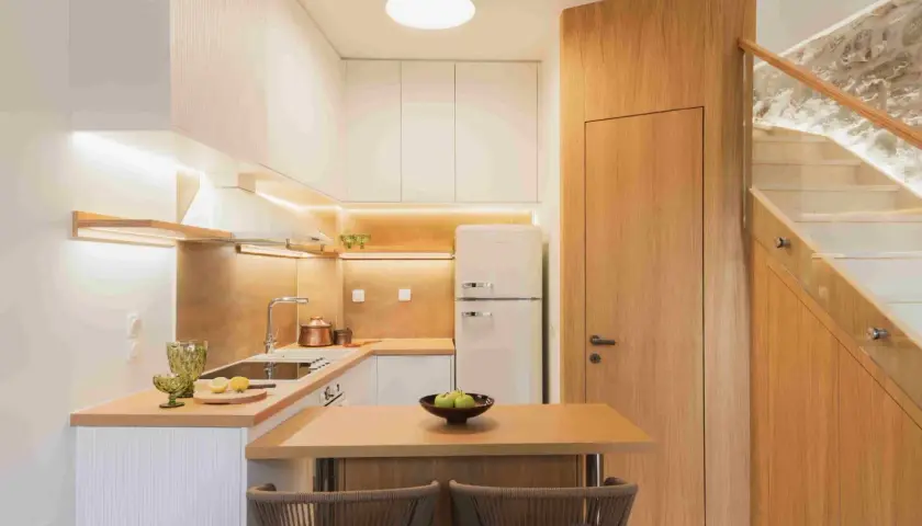 Ideas para como decorar un office de cocina: encimera de madera, nevera retro y escaleras de diseño.