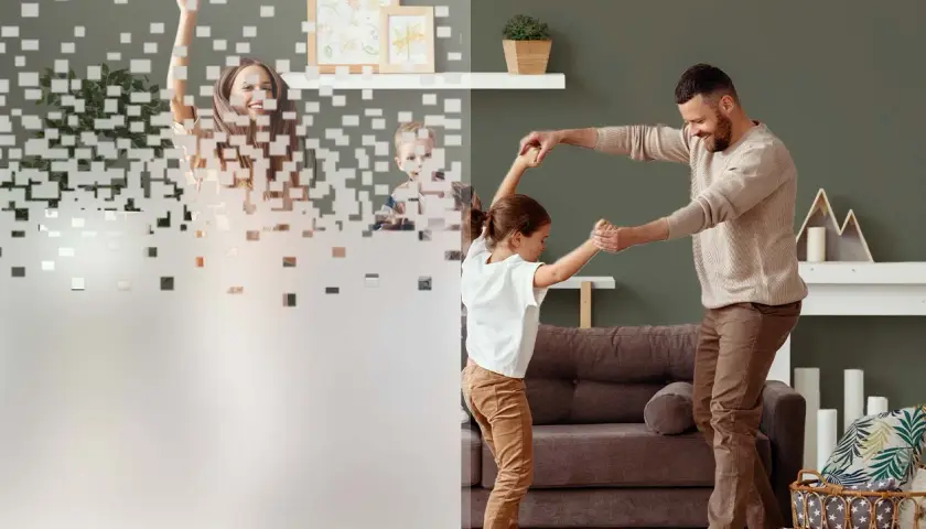 Familia feliz bailando, con diferentes tipos de vinilos decorativos que crean un efecto pixelado en la imagen.