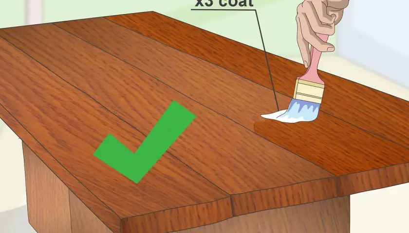 Aplicando tres capas de barniz para proteger la madera y evitar que se pudra. Un método efectivo para tratar la madera.