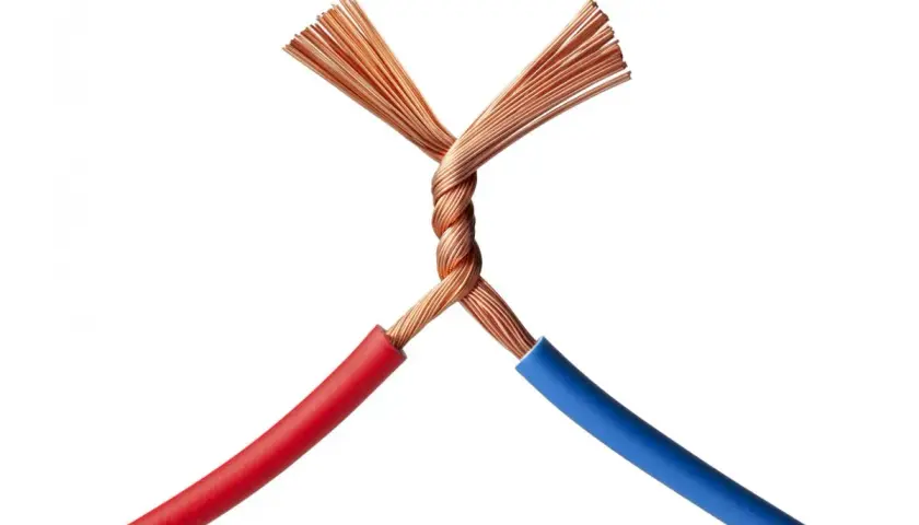 Dos cables, uno rojo y otro azul, se unen en un nudo de cobre. ¿Cuál es el cable L?