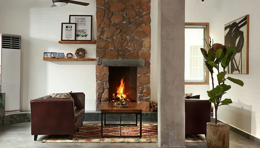 Ideas para como decorar una chimenea rustica: piedra, madera y un fuego acogedor.