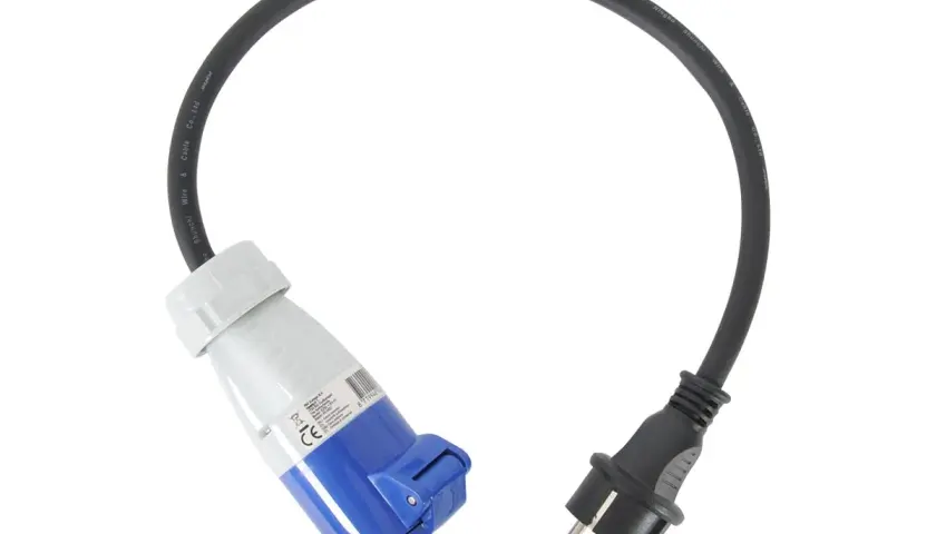 Adaptador de corriente con enchufe europeo y conector azul y blanco, mostrando como van los cables de un enchufe.